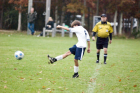 Студенты Ross School играют в футбол