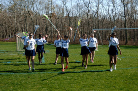 Студенты Ross School играют в лакросс