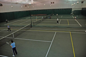 Студенты Rumsey Hall School играют в теннис