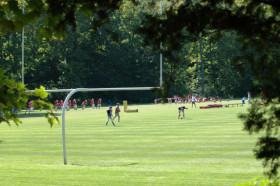 Студенты Rumsey Hall School играют в американский футбол