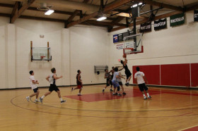 Студенты South Kent School играют в футбол