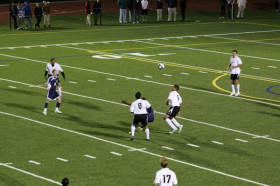 Студенты South Kent School играют в футбол