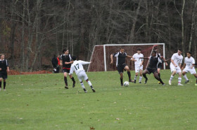 Студенты South Kent School играют в футбол