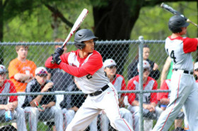 Студенты South Kent School играют в бейсбол