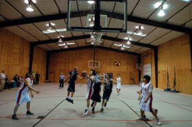 Студенты Southwestern Academy играют в баскетбол