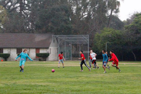 Студенты Southwestern Academy играют в футбол