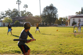 Студенты Southwestern Academy играют в бейсбол