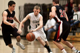 Студенты St. Johnsbury Academy играют в баскетбол