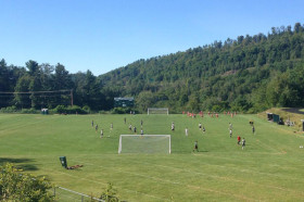 Студенты St. Johnsbury Academy играют в футбол