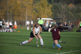 Студенты St. Johnsbury Academy играют в хоккей на траве