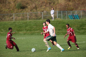 Студенты St. Johnsbury Academy играют в футбол