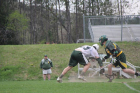 Студенты St. Johnsbury Academy играют в лакросс