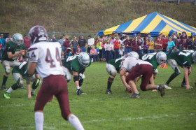 Студенты St. Johnsbury Academy играют в американский футбол