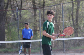 Студенты St. Johnsbury Academy играют в теннис