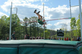 Студенты St. Johnsbury Academy занимаются прыжками в высоту