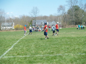 Студенты St. Thomas More School играют в лакросс