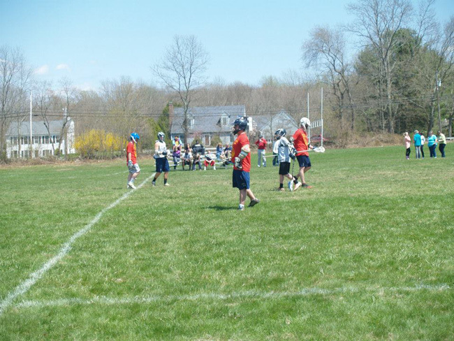 Студенты St. Thomas More School играют в лакросс