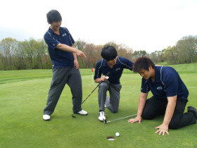 Студенты St. Thomas More School играют в гольф