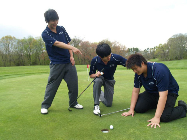 Студенты St. Thomas More School играют в гольф