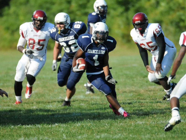 Студенты St. Thomas More School играют в американский футбол