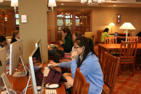 Студенты St. Timothy’s School в библиотеке