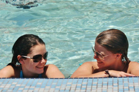 Студенты St. Timothy’s School в бассейне