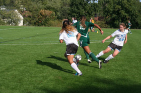 Студенты St. Timothy’s School играют в футбол