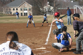 Студенты St. Timothy’s School играют в бейсбол