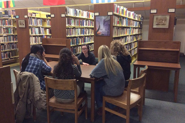 Студенты Stony Brook School в библиотеке