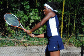 Студенты Stony Brook School играют в теннис