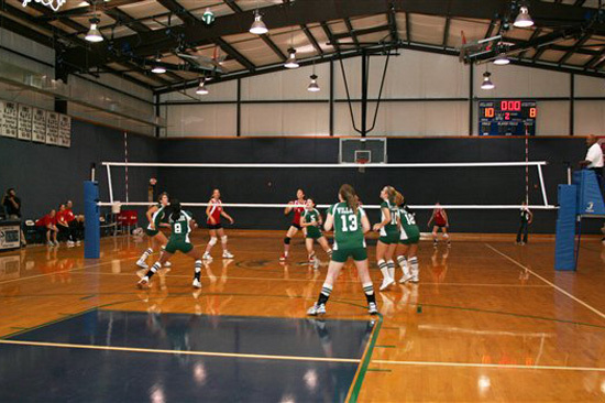 Студенты The Village School играют в волейбол