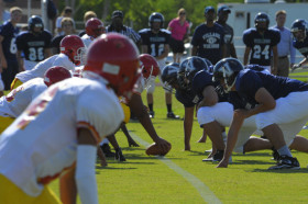 Студенты The Village School играют в американский футбол