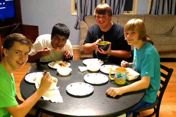 Студенты ужинают у себя в комнате