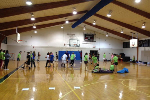 Студенты на занятиях физкультурой