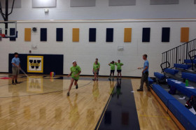 Студенты The Webb School прыгают через скакалку