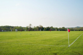 Студенты The Webb School играют в футбол