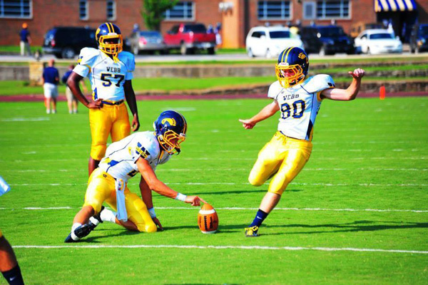 Студенты The Webb School играют в американский футбол