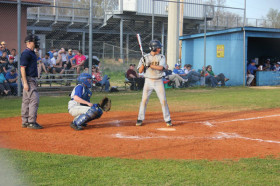 Студенты The Webb School играют в бейсбол