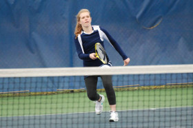 Студенты The Webb School играют в теннис