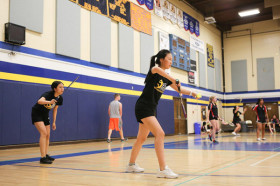 Студенты The Webb Schools играют в бадминтон