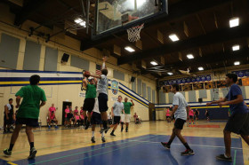 Студенты The Webb Schools играют в баскетбол