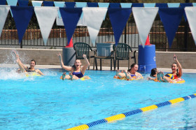 Студенты The Webb Schools в бассейне