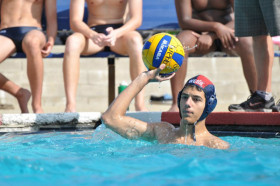 Студенты The Webb Schools играют в водное поло