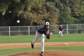 Студенты The Webb Schools играют в бейсбол