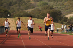 Студенты The Webb Schools занимаются бегом