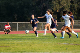 Студенты The Webb Schools играют в футбол