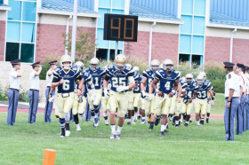 Студенты Valley Forge Military Academy играют в американский футбол