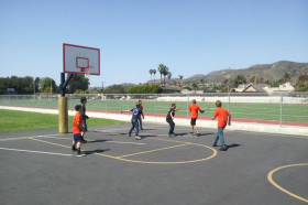 Студенты Villanova Preparatory School играют в баскетбол