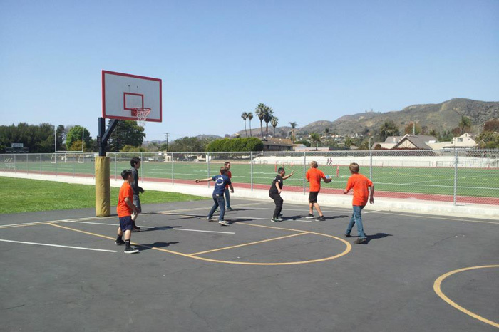 Студенты Villanova Preparatory School играют в баскетбол