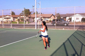 Студенты Villanova Preparatory School играют в теннис